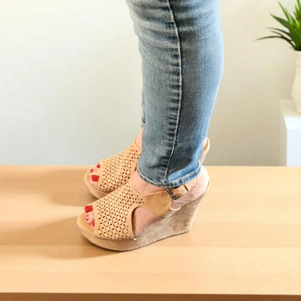 CHINESE LAUNDRY Women's Studded Wedge Sandals Size 7.5 M